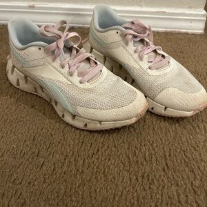 ❌SOLD❌Reebok White and Pink Athletic Shoes